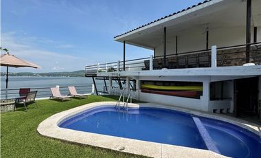 CASA EN VENTA A ORILLA DEL LAGO 