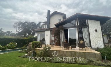 Casa sólida estilo español en sector tradicional