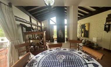 Casa sólida estilo español en sector tradicional