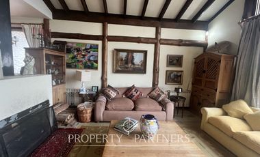 Casa sólida estilo español en sector tradicional