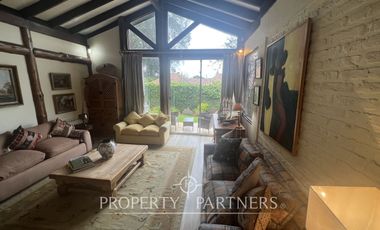 Casa sólida estilo español en sector tradicional