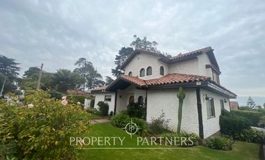 Casa sólida estilo español en sector tradicional