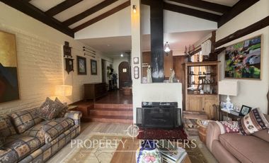 Casa sólida estilo español en sector tradicional