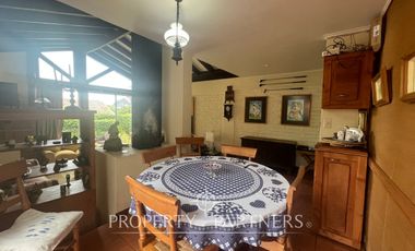 Casa sólida estilo español en sector tradicional