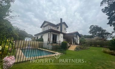 Casa sólida estilo español en sector tradicional