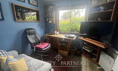 Casa sólida estilo español en sector tradicional