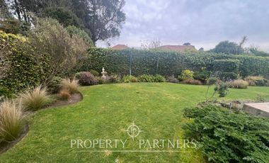 Casa sólida estilo español en sector tradicional