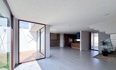 Casa en venta en Metepec a un costado del Parque Bicentenario con diseño moderno