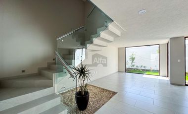 Casa en venta en Metepec a un costado del Parque Bicentenario con diseño moderno