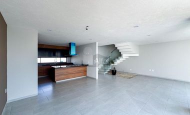 Casa en venta en Metepec a un costado del Parque Bicentenario con diseño moderno
