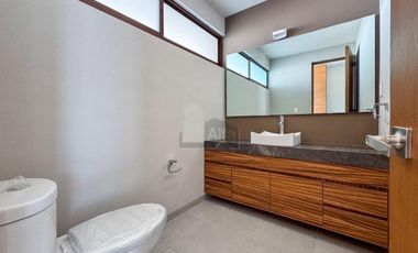 Casa en venta en Metepec a un costado del Parque Bicentenario con diseño moderno