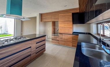 Casa en venta en Metepec a un costado del Parque Bicentenario con diseño moderno