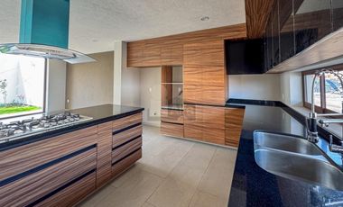 Casa en venta en Metepec a un costado del Parque Bicentenario con diseño moderno