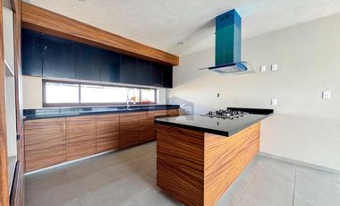 Casa en venta en Metepec a un costado del Parque Bicentenario con diseño moderno