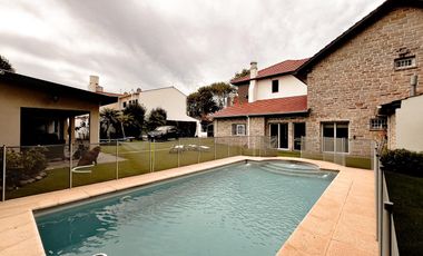 Venta casa chalet 5 ambientes zona playa grande cochera doble