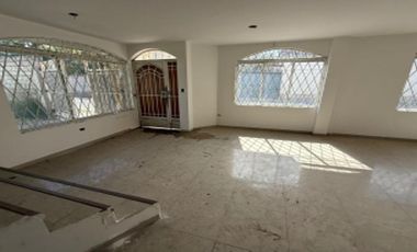 DE VENTA HERMOSA CASA, IMBABURA, CIUDAD ATUNTAQUI.