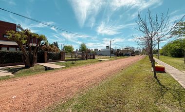 Terreno residencial en barrio abierto planificado Ibarlucea Centro