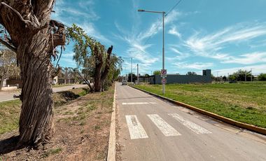 Terreno residencial en barrio abierto planificado Ibarlucea Centro