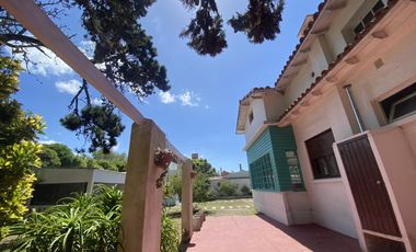 CASA EN VENTA CON PILETA Y DEPARTAMENTOS EN MAR DE AJO
