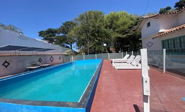 CASA EN VENTA CON PILETA Y DEPARTAMENTOS EN MAR DE AJO