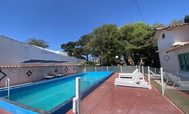 CASA EN VENTA CON PILETA Y DEPARTAMENTOS EN MAR DE AJO