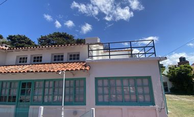 CASA EN VENTA CON PILETA Y DEPARTAMENTOS EN MAR DE AJO
