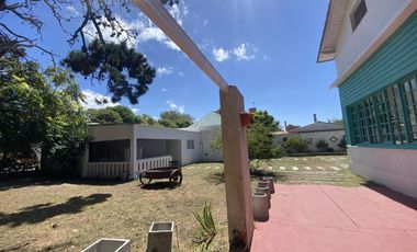 CASA EN VENTA CON PILETA Y DEPARTAMENTOS EN MAR DE AJO