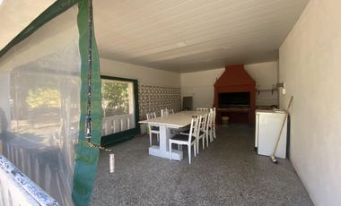 CASA EN VENTA CON PILETA Y DEPARTAMENTOS EN MAR DE AJO