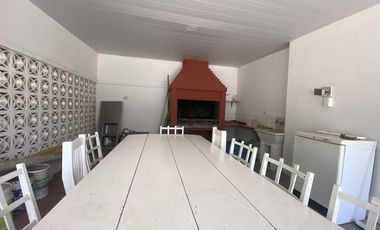 CASA EN VENTA CON PILETA Y DEPARTAMENTOS EN MAR DE AJO