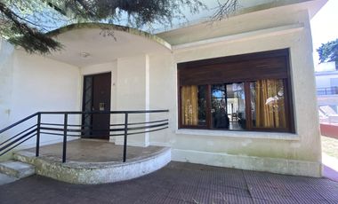 CASA EN VENTA CON PILETA Y DEPARTAMENTOS EN MAR DE AJO