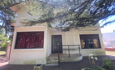 CASA EN VENTA CON PILETA Y DEPARTAMENTOS EN MAR DE AJO