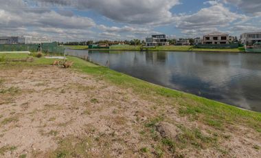 Lote a la laguna, en venta en Los Puentes - Nordelta