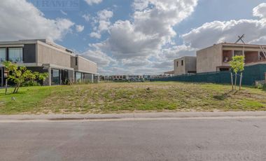Lote a la laguna, en venta en Los Puentes - Nordelta