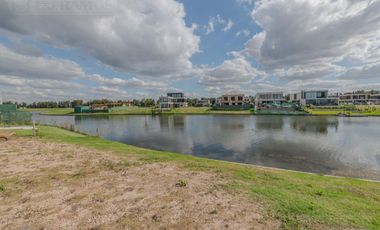 Lote a la laguna, en venta en Los Puentes - Nordelta