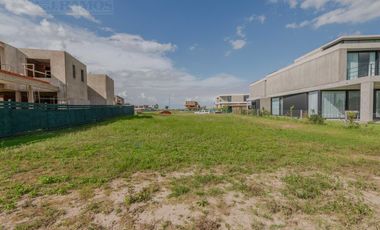 Lote a la laguna, en venta en Los Puentes - Nordelta