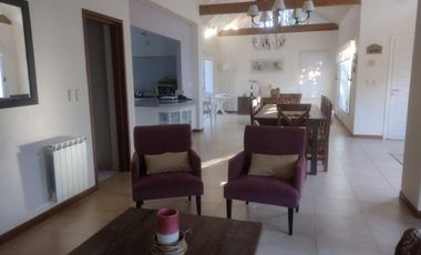 Cod 381 VENTA  3 hab/2 baños USD 250.000