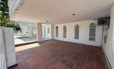 Se arrienda casa comercial en la Av. del Libertador, Sta Mta