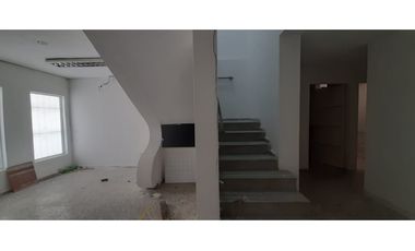 Se arrienda casa comercial en la Av. del Libertador, Sta Mta