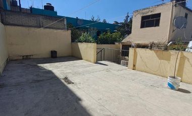 Amplia casa lista para remodelar