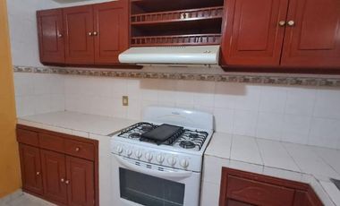Amplia casa lista para remodelar