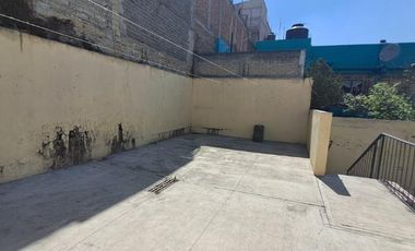 Amplia casa lista para remodelar