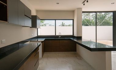 En Venta, Casa en Privada Residencial con amenidades, de 3 Rec. 3.5 baños