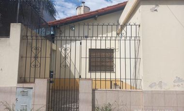 Chalet colonial de 3 amb. c/ cochera en R. de Escalada