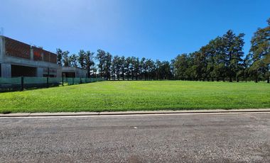 Gran terreno en Azahares del Parana