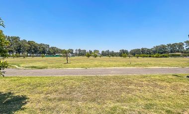 Gran terreno en Azahares del Parana
