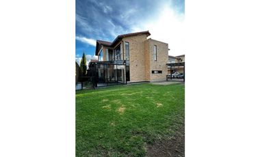 Hermosa casa en arriendo- Bosque Madero