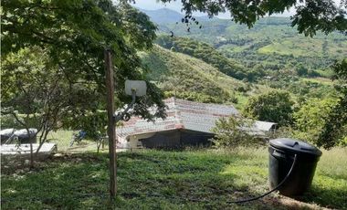 Finca con Piscina en Lutaima Anapoima