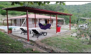 Finca con Piscina en Lutaima Anapoima