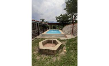 Finca con Piscina en Lutaima Anapoima