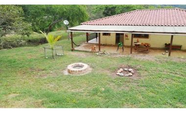 Finca con Piscina en Lutaima Anapoima